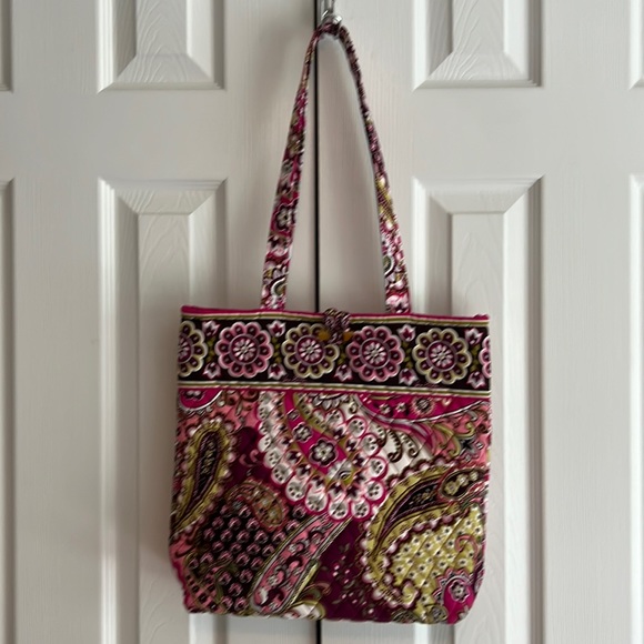 Vera Bradley bag with toggle. Pink paisley pattern - Picture 1 of 7